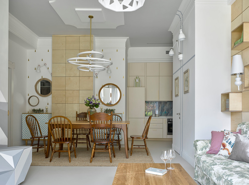 Стильный дизайн: открытая, объединенная гостиная комната в стиле фьюжн с белыми стенами, белым полом и акцентной стеной - последний тренд
