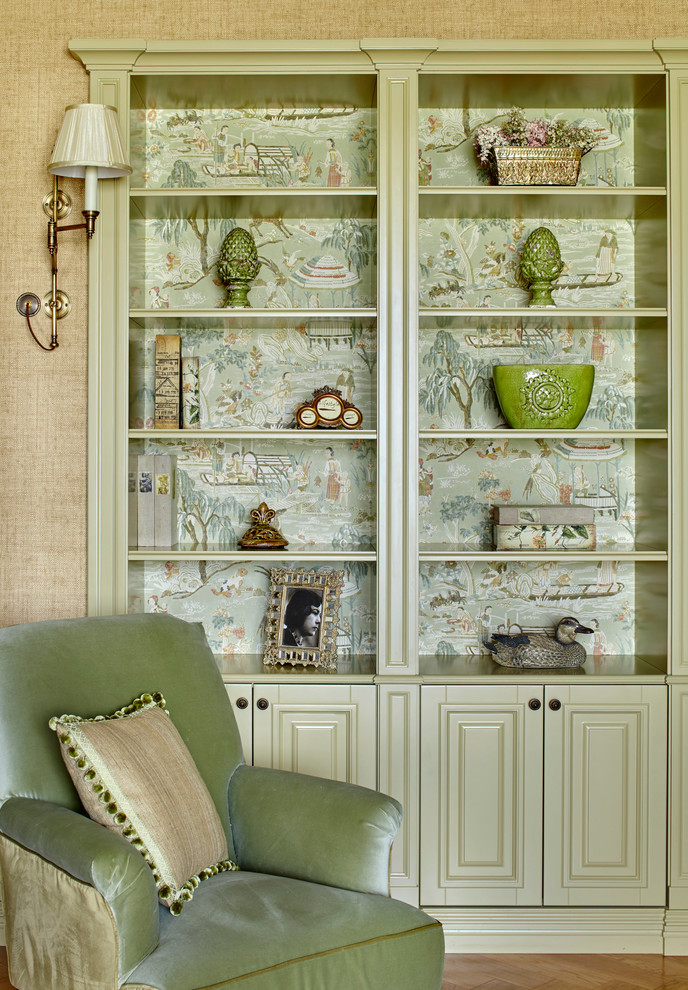 Foto di un soggiorno classico di medie dimensioni e chiuso con sala formale, pareti beige e parquet chiaro