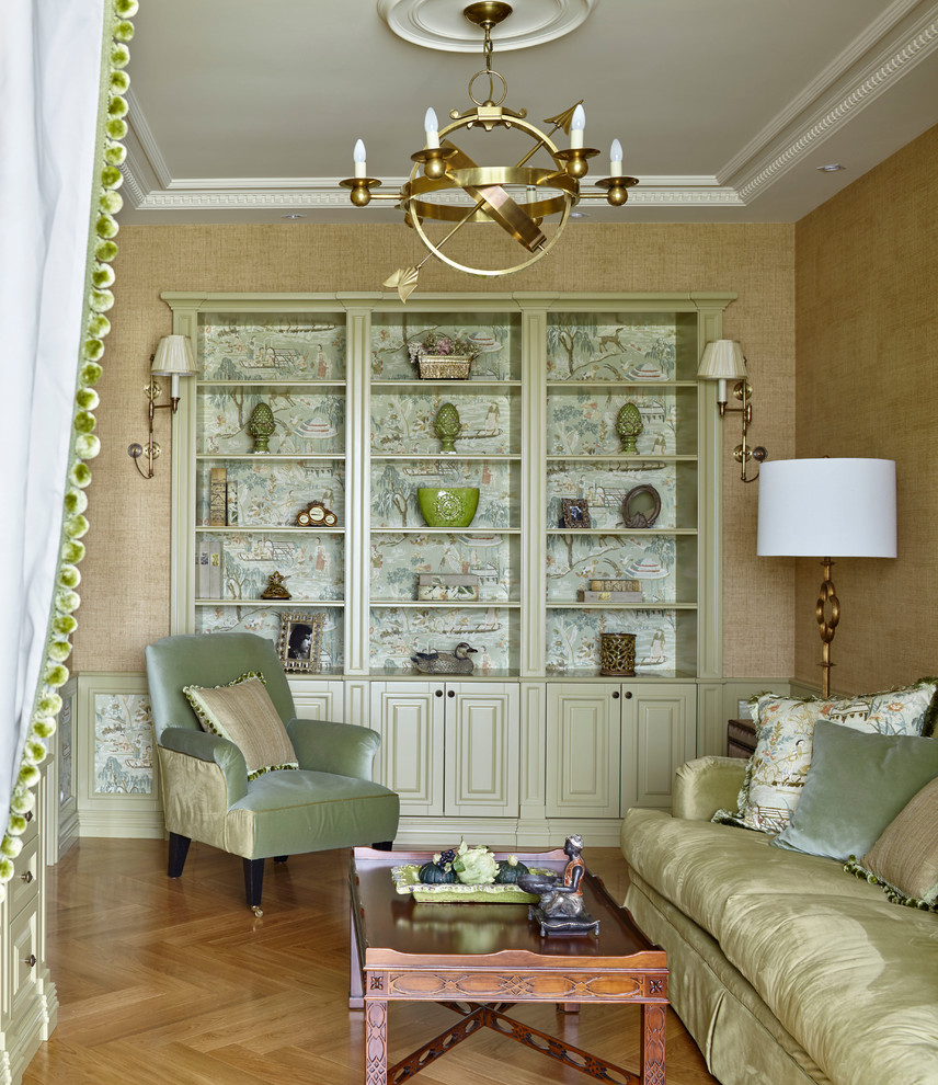 Foto de salón para visitas cerrado tradicional de tamaño medio con paredes beige y suelo de madera clara