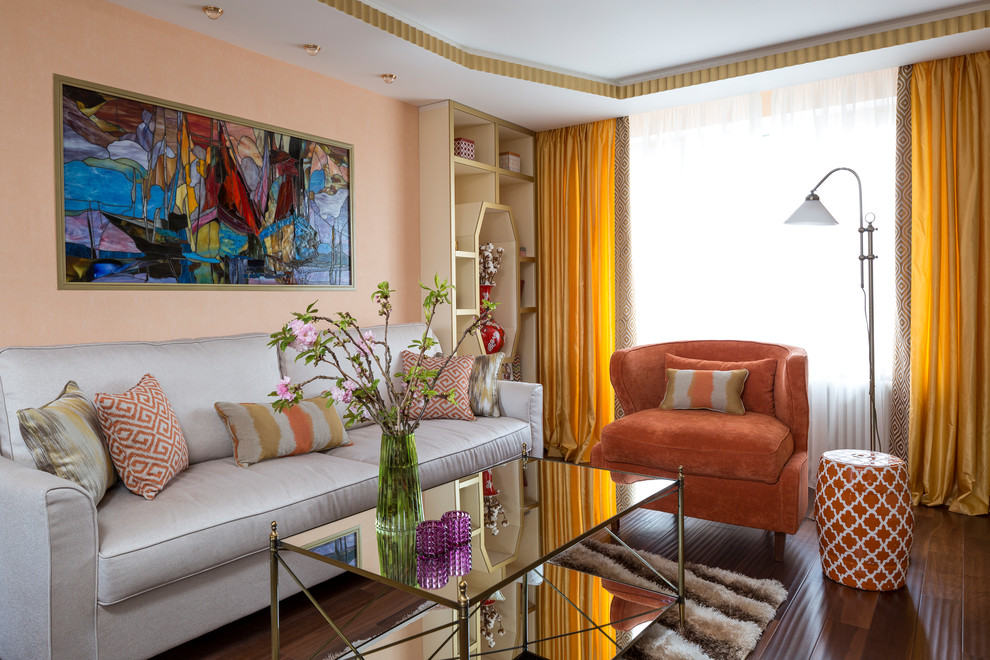 Источник вдохновения для домашнего уюта: парадная, изолированная гостиная комната в стиле неоклассика (современная классика) с темным паркетным полом и коричневым полом
