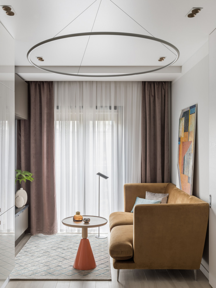 Immagine di un piccolo soggiorno design chiuso con pareti bianche, pavimento in gres porcellanato, TV a parete e pavimento beige