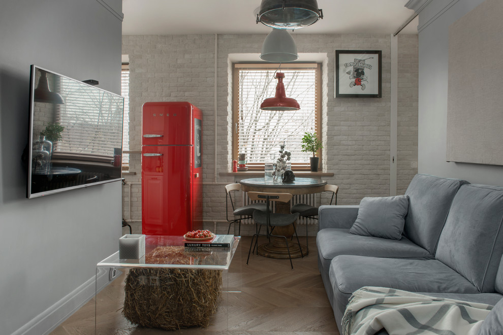 Offenes Modernes Wohnzimmer mit grauer Wandfarbe, hellem Holzboden und TV-Wand in Moskau