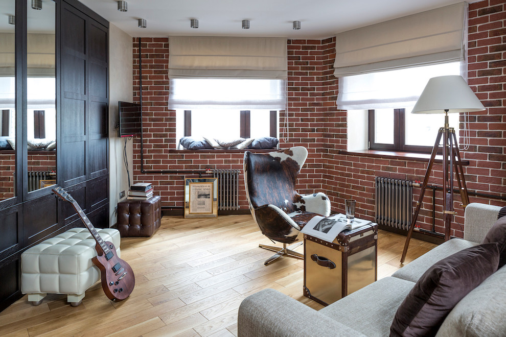 Источник вдохновения для домашнего уюта: гостиная комната в стиле лофт с светлым паркетным полом, телевизором на стене, музыкальной комнатой и коричневыми стенами