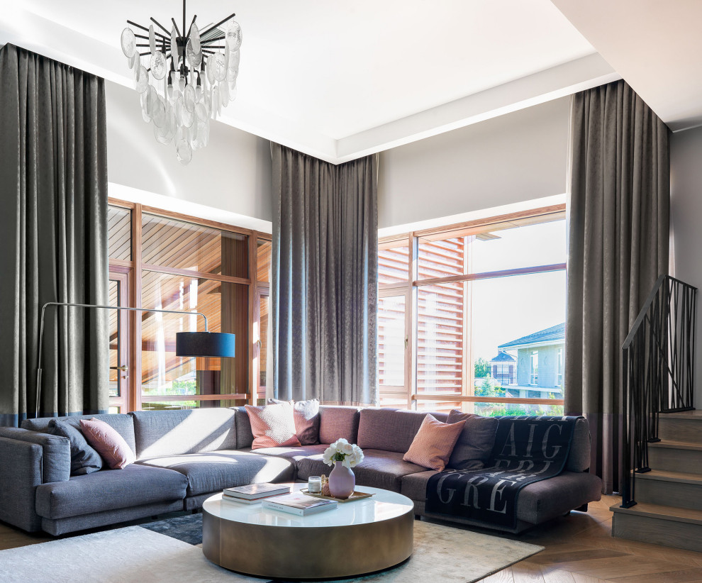 Источник вдохновения для домашнего уюта: гостиная комната в современном стиле с тюлем на окнах