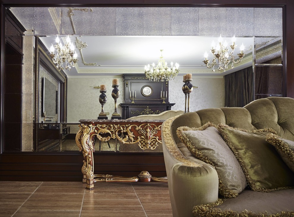 Aménagement d'un salon victorien avec une salle de réception, un mur beige, une cheminée ribbon et un manteau de cheminée en bois.