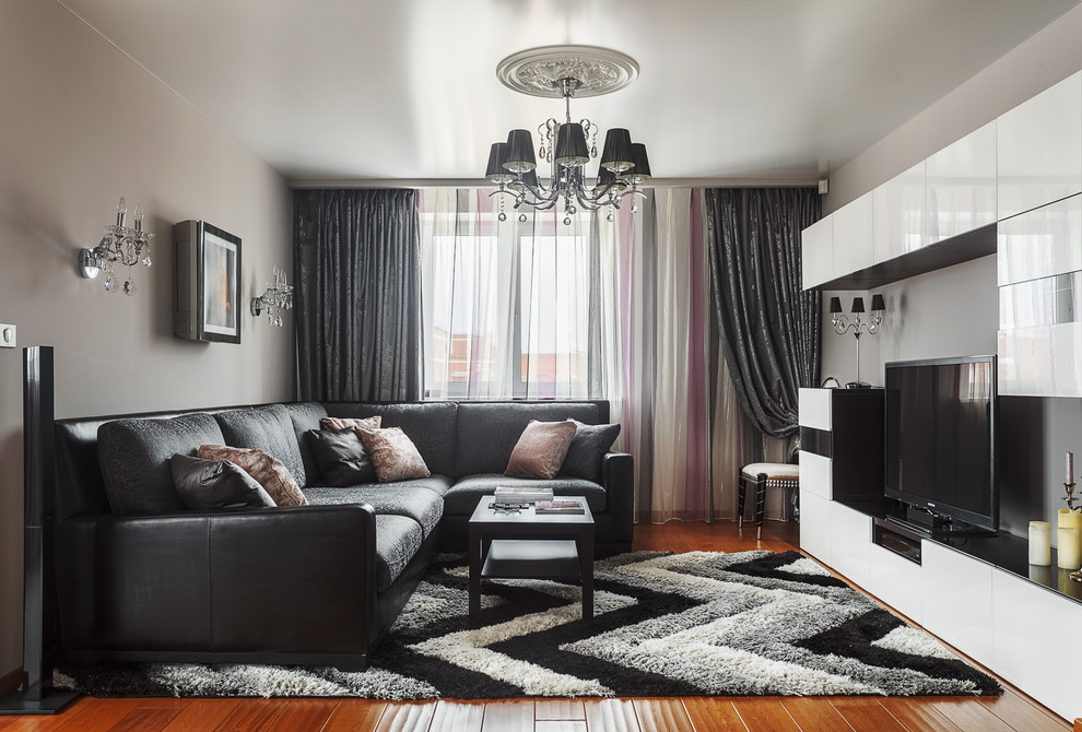 Repräsentatives, Offenes, Mittelgroßes Modernes Wohnzimmer ohne Kamin mit braunem Holzboden, freistehendem TV, grauer Wandfarbe und orangem Boden in Moskau