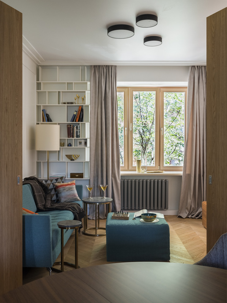 Immagine di un piccolo soggiorno minimal chiuso con pareti bianche, pavimento in legno massello medio, pavimento marrone e sala formale