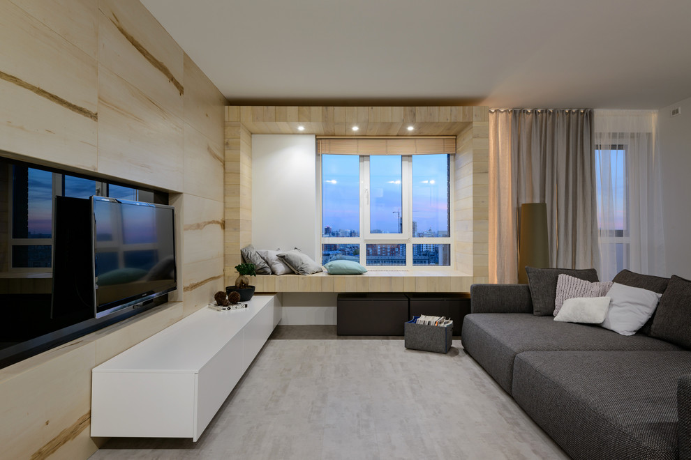 На фото: гостиная комната в современном стиле с бежевыми стенами и мультимедийным центром без камина