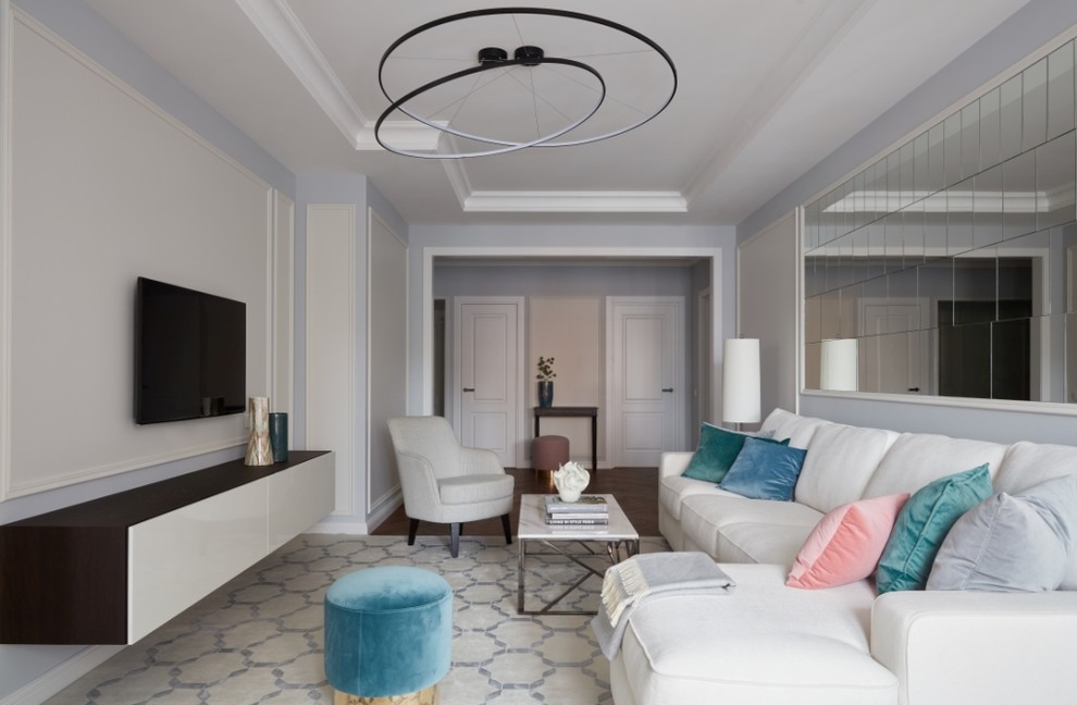 Идея дизайна: изолированная гостиная комната в стиле неоклассика (современная классика) с белыми стенами, ковровым покрытием и телевизором на стене