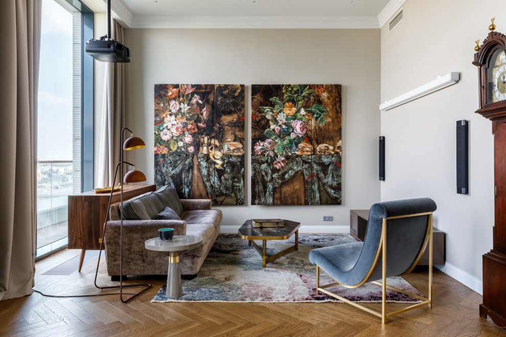 Modelo de sala de estar actual sin chimenea con paredes grises y suelo de madera en tonos medios