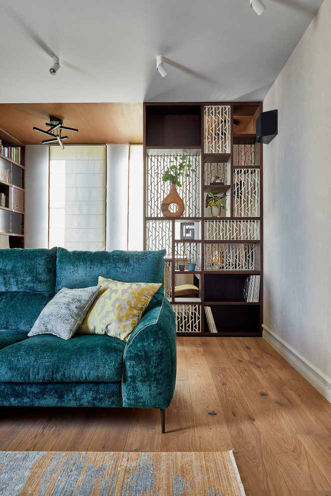 Idee per un soggiorno bohémian di medie dimensioni e chiuso con libreria, pareti beige, pavimento in legno massello medio, TV a parete, pavimento beige, soffitto in legno e pannellatura