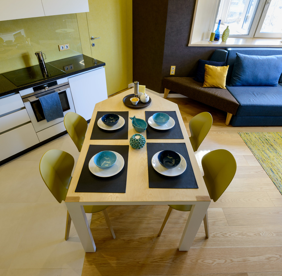Источник вдохновения для домашнего уюта: открытая гостиная комната среднего размера в скандинавском стиле с музыкальной комнатой, коричневыми стенами, паркетным полом среднего тона, мультимедийным центром и желтым полом