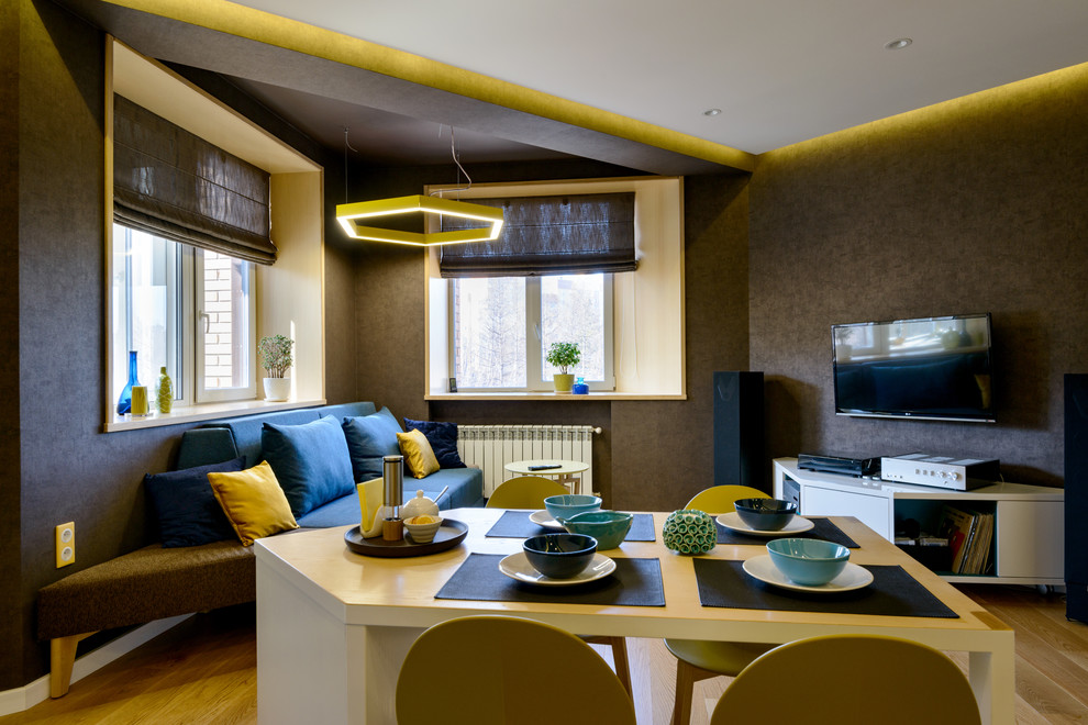 Источник вдохновения для домашнего уюта: открытая гостиная комната среднего размера в скандинавском стиле с музыкальной комнатой, коричневыми стенами, паркетным полом среднего тона, мультимедийным центром и желтым полом