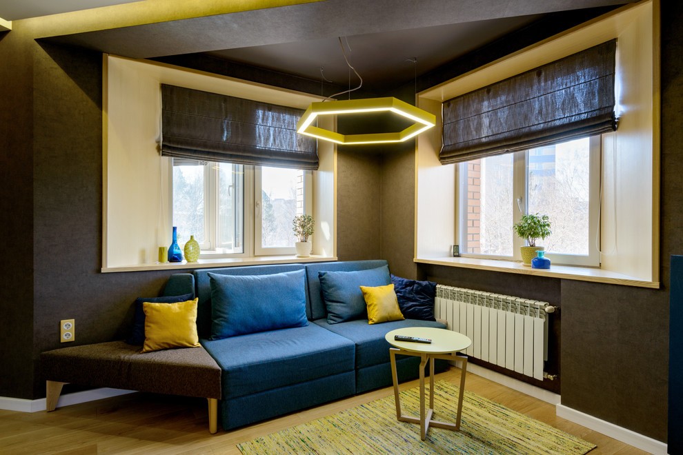 Bild på ett mellanstort minimalistiskt allrum med öppen planlösning, med ett musikrum, bruna väggar, mellanmörkt trägolv, en inbyggd mediavägg och gult golv