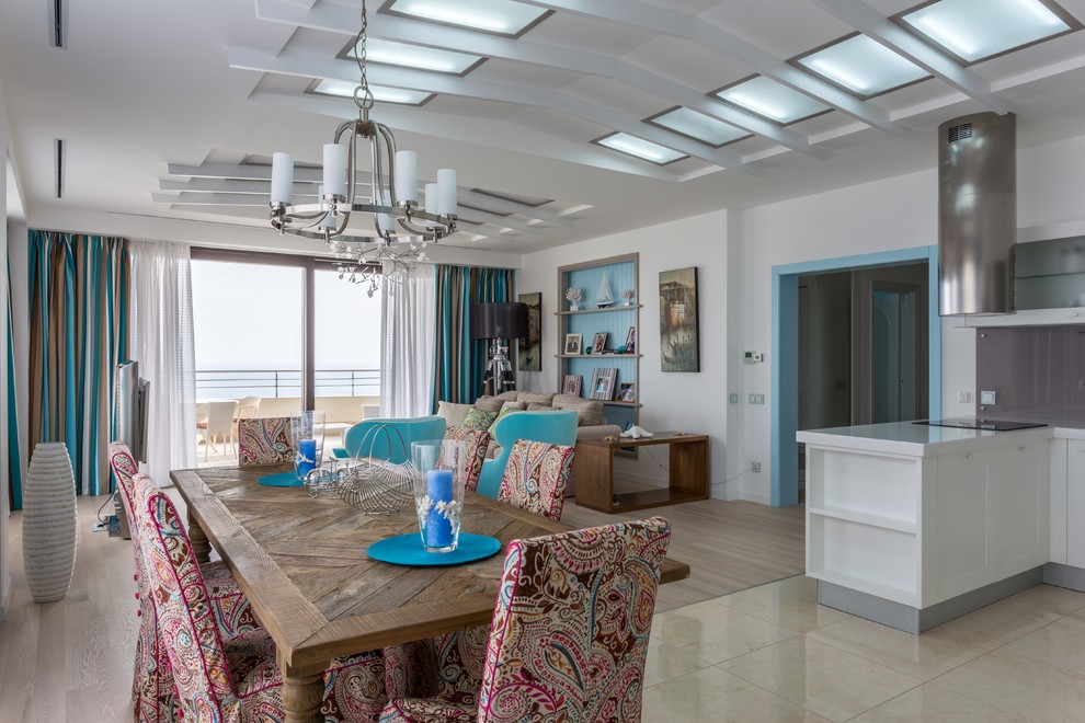 На фото: большая открытая гостиная комната в средиземноморском стиле с светлым паркетным полом, отдельно стоящим телевизором, коричневым полом и тюлем на окнах с