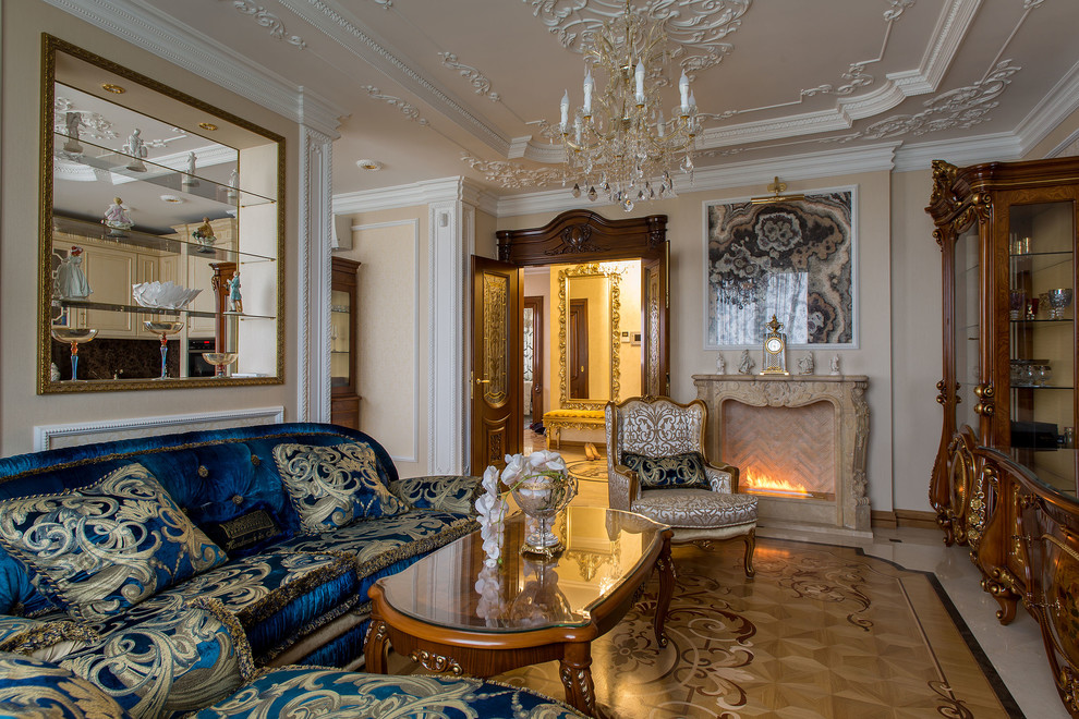 Esempio di un soggiorno tradizionale chiuso con sala formale, TV a parete, pareti beige, parquet chiaro e camino lineare Ribbon