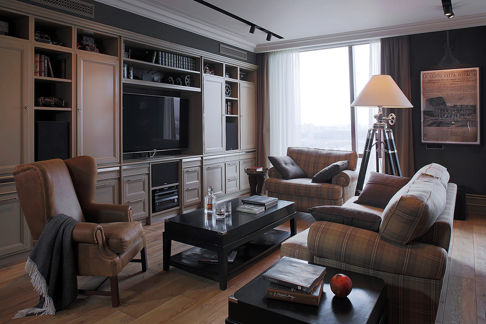 Immagine di un soggiorno minimalista aperto con sala formale, pareti nere, pavimento in legno massello medio e TV autoportante