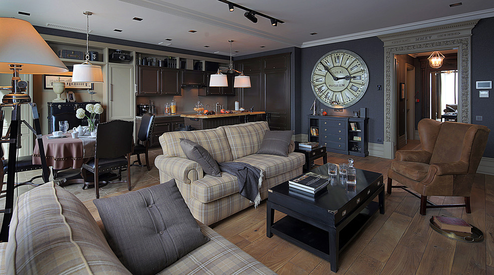 Immagine di un soggiorno tradizionale aperto con sala formale, pareti nere e pavimento in legno massello medio