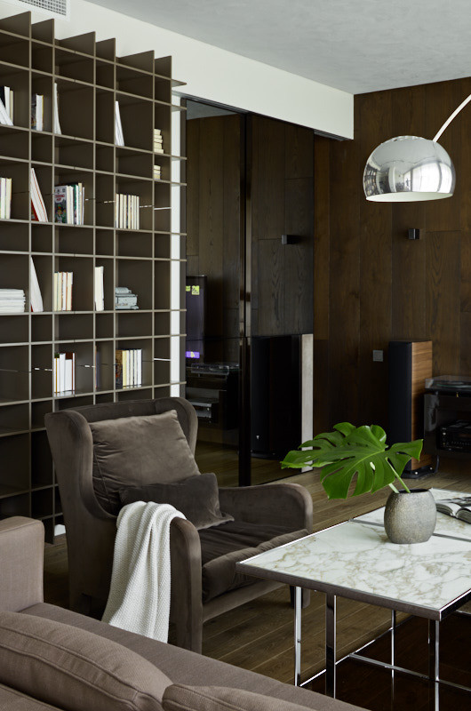 Idéer för ett stort modernt vardagsrum, med ett bibliotek, grå väggar, mörkt trägolv och brunt golv