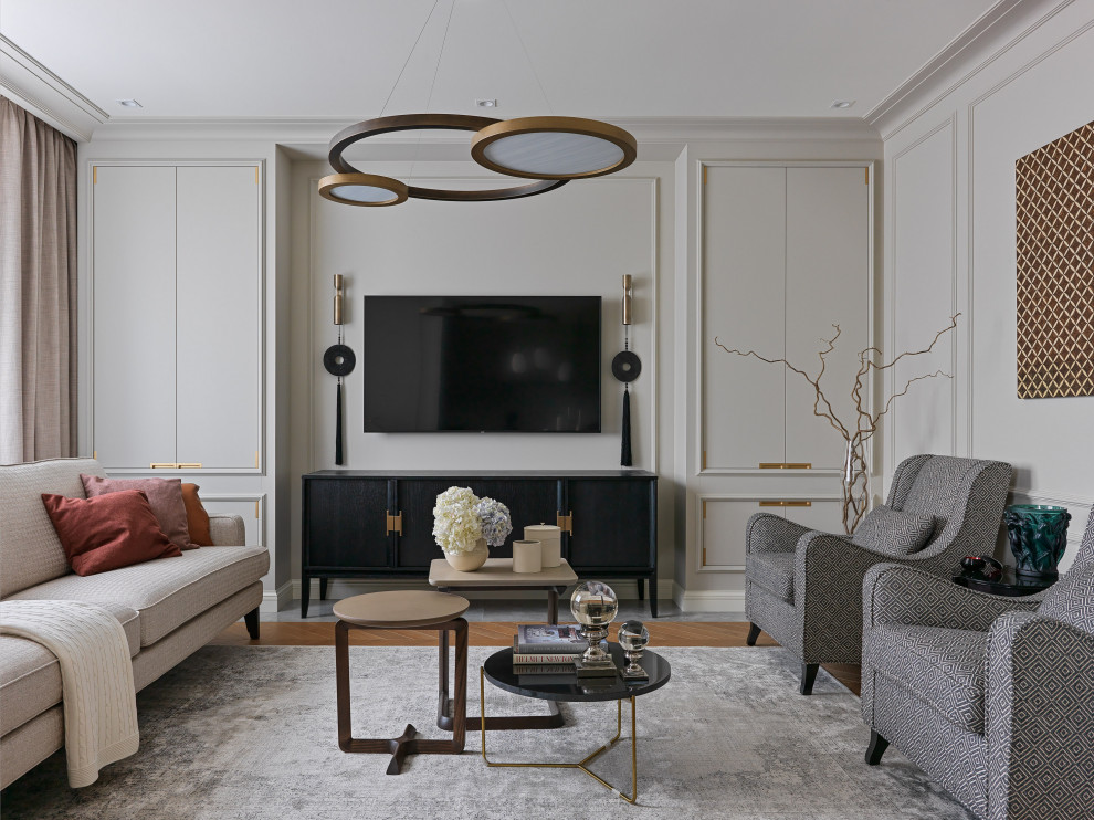 Foto di un soggiorno tradizionale con pareti bianche, TV a parete e pavimento marrone