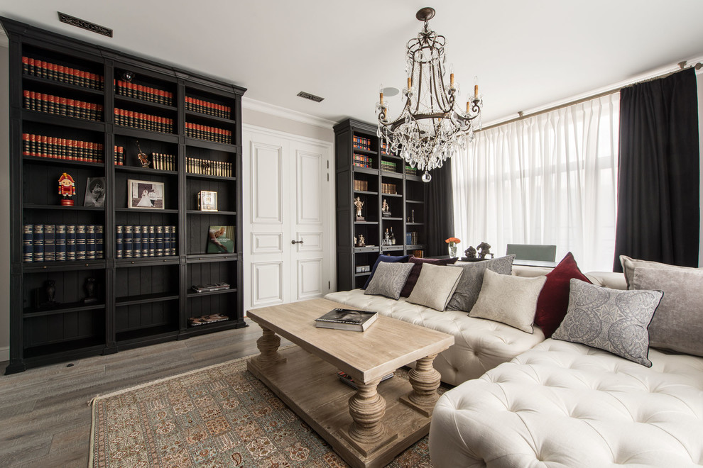 Свежая идея для дизайна: изолированная гостиная комната в классическом стиле с с книжными шкафами и полками, серыми стенами и темным паркетным полом - отличное фото интерьера