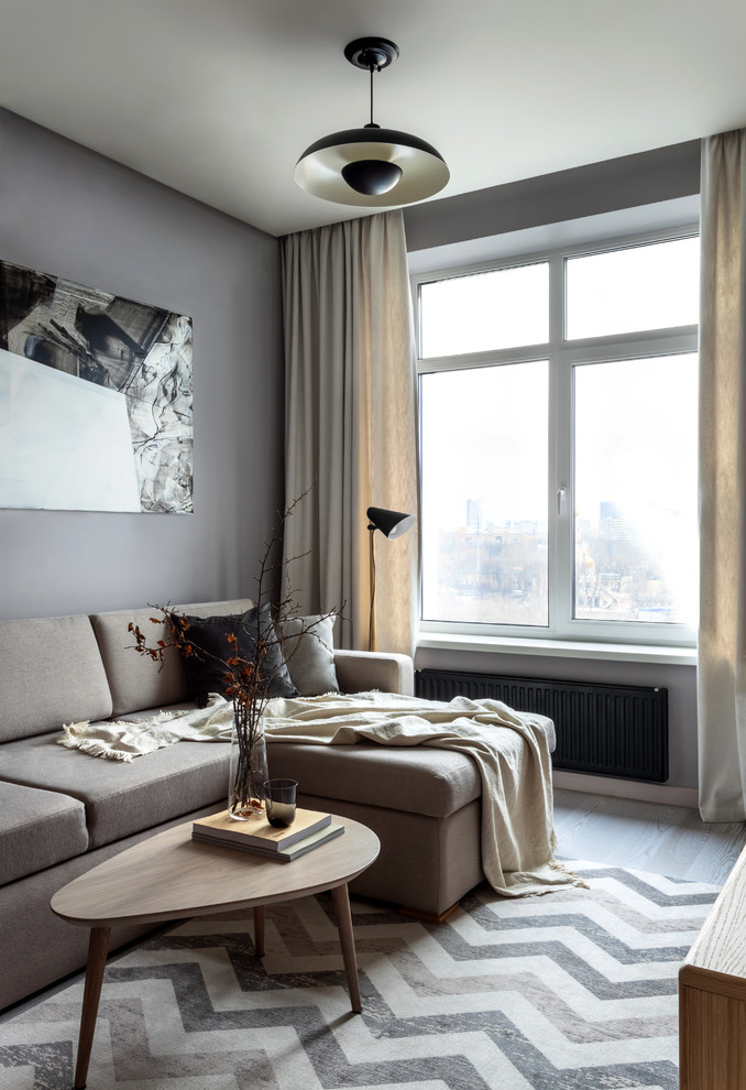 На фото: объединенная гостиная комната среднего размера в скандинавском стиле с серыми стенами