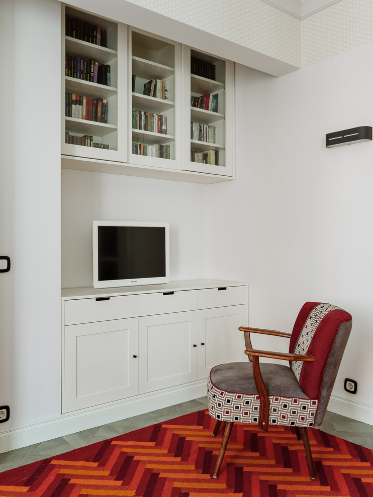 Источник вдохновения для домашнего уюта: гостиная комната в классическом стиле с с книжными шкафами и полками и белыми стенами