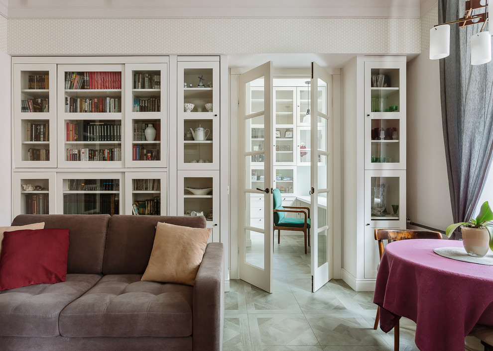На фото: гостиная комната в стиле неоклассика (современная классика) с с книжными шкафами и полками, белыми стенами и светлым паркетным полом с
