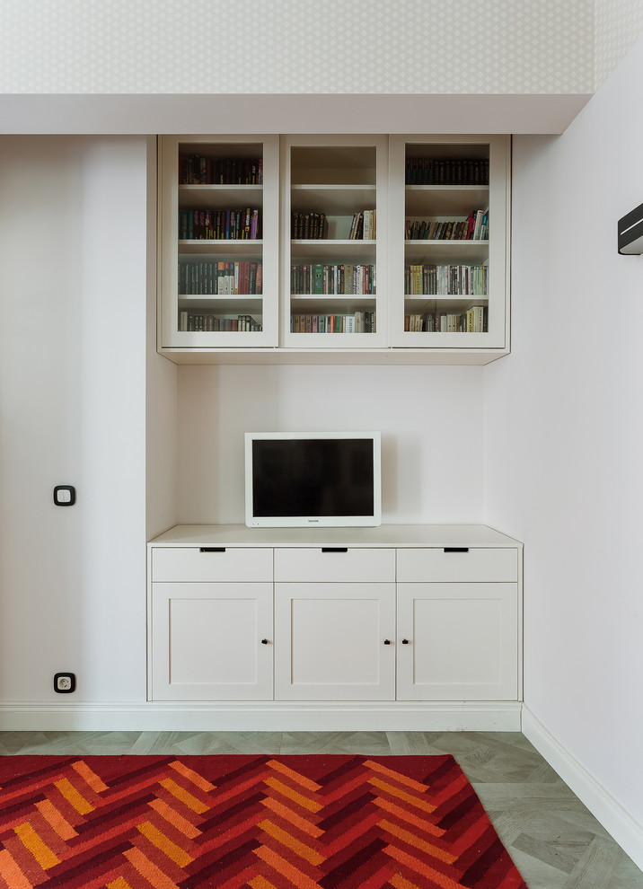 На фото: гостиная комната в классическом стиле с с книжными шкафами и полками и белыми стенами
