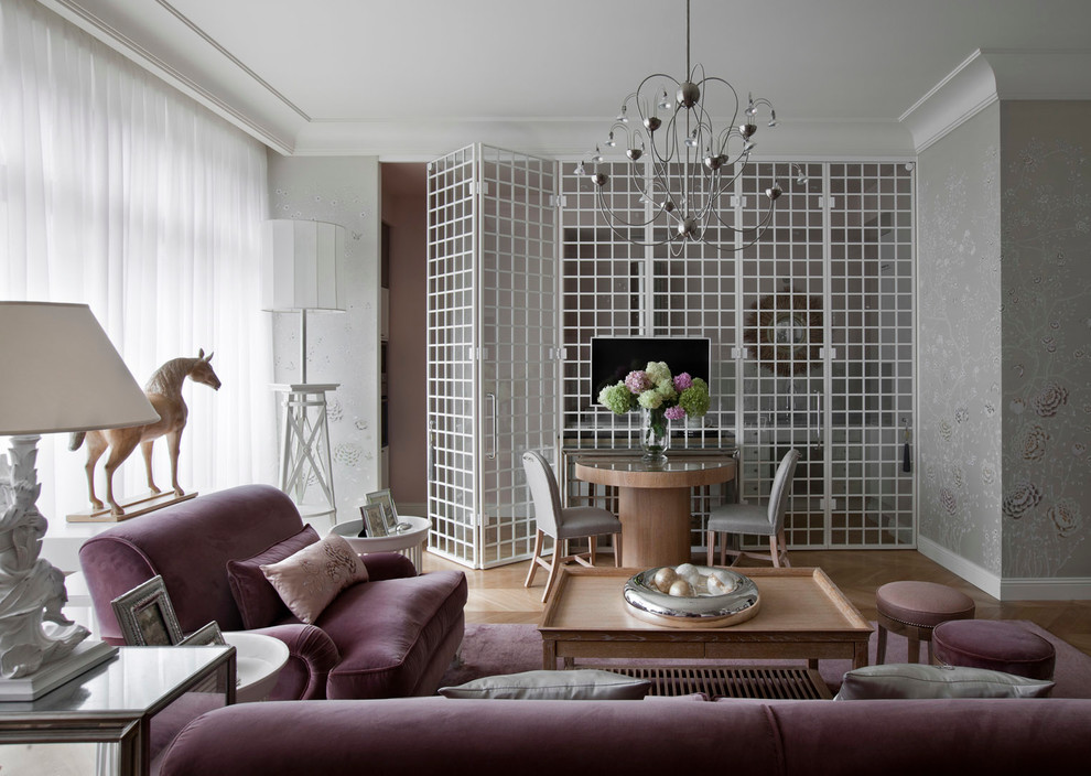 Repräsentatives, Offenes Klassisches Wohnzimmer mit grauer Wandfarbe, braunem Holzboden und TV-Wand in Moskau