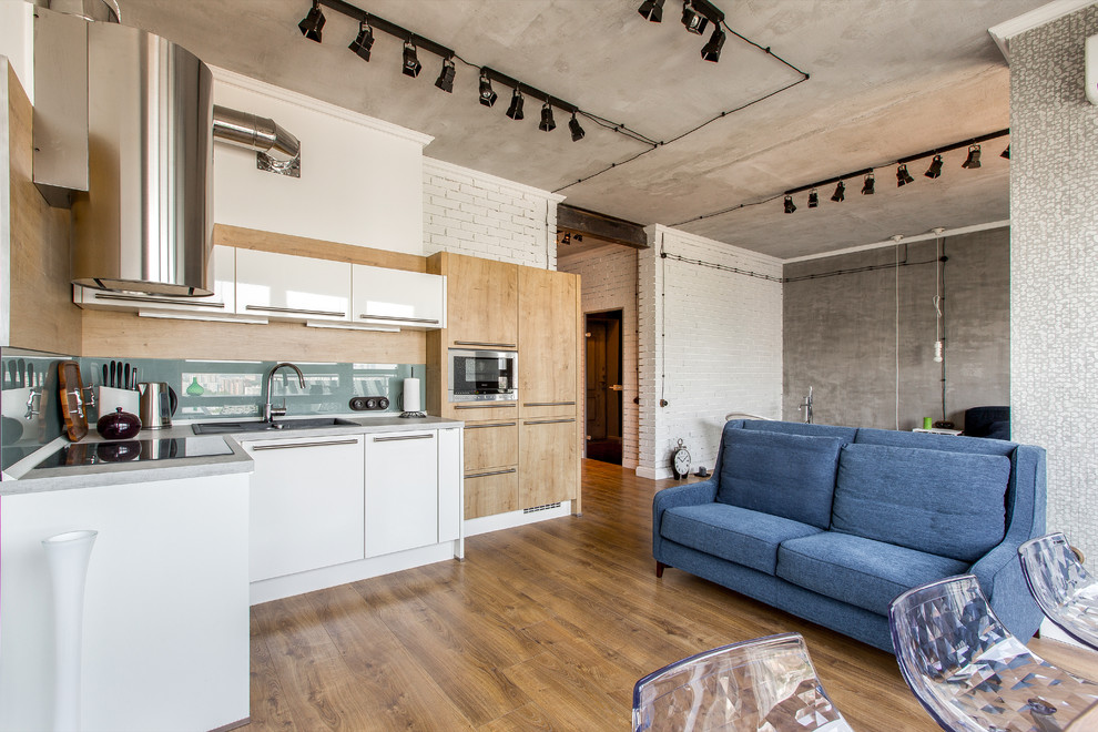 Kleines, Repräsentatives, Offenes Industrial Wohnzimmer mit braunem Holzboden und grauer Wandfarbe in Sonstige
