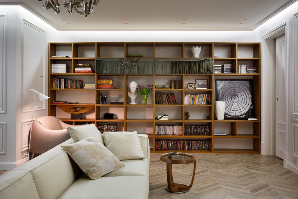 Ejemplo de biblioteca en casa cerrada contemporánea con paredes blancas y suelo de madera clara