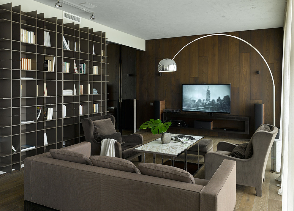 Стильный дизайн: открытая гостиная комната в современном стиле с с книжными шкафами и полками, белыми стенами, темным паркетным полом и коричневым полом - последний тренд