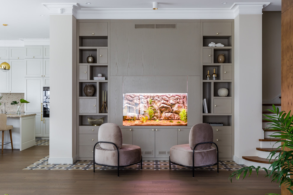 Стильный дизайн: гостиная комната в современном стиле с коричневыми стенами и коричневым полом - последний тренд