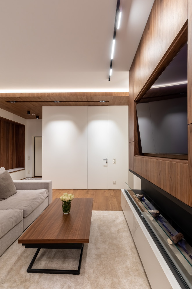 Свежая идея для дизайна: гостиная комната в стиле неоклассика (современная классика) с коричневыми стенами, темным паркетным полом, горизонтальным камином, мультимедийным центром и коричневым полом - отличное фото интерьера