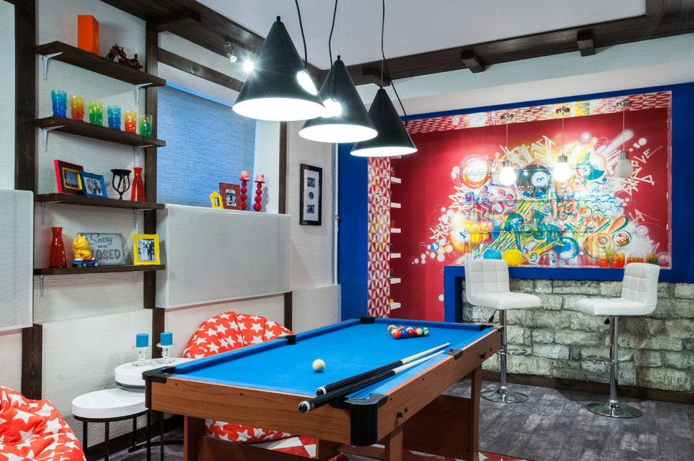 Свежая идея для дизайна: комната для игр в стиле фьюжн с пробковым полом, серым полом, разноцветными стенами и акцентной стеной - отличное фото интерьера