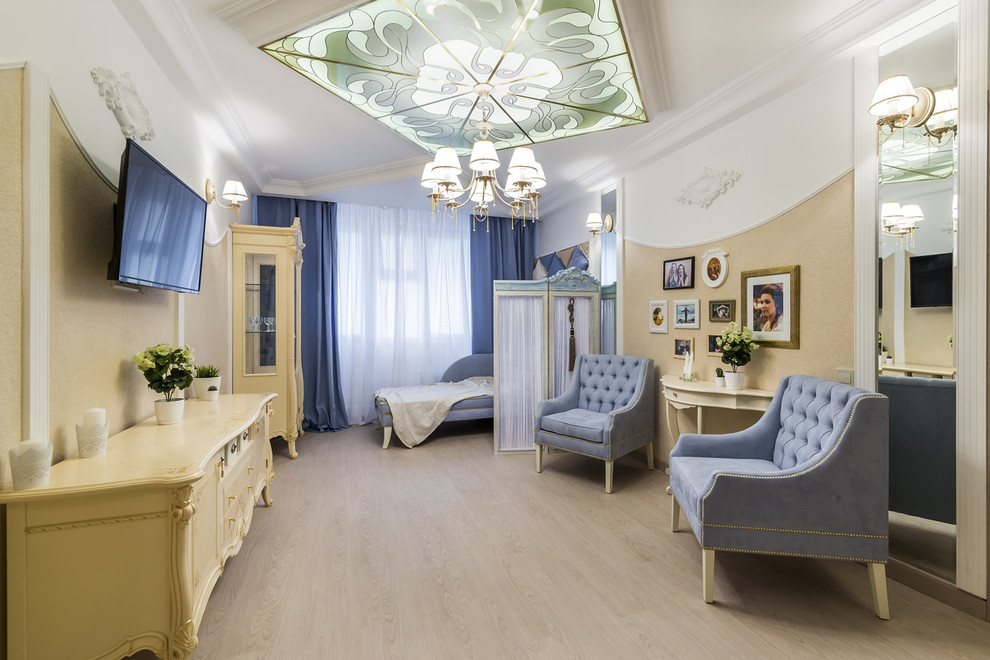 Abgetrenntes Klassisches Musikzimmer mit beiger Wandfarbe, hellem Holzboden und TV-Wand in Moskau