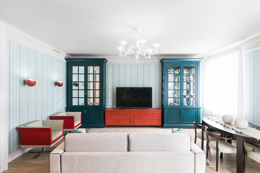 Modelo de salón cerrado bohemio con paredes azules, televisor independiente y suelo de madera clara