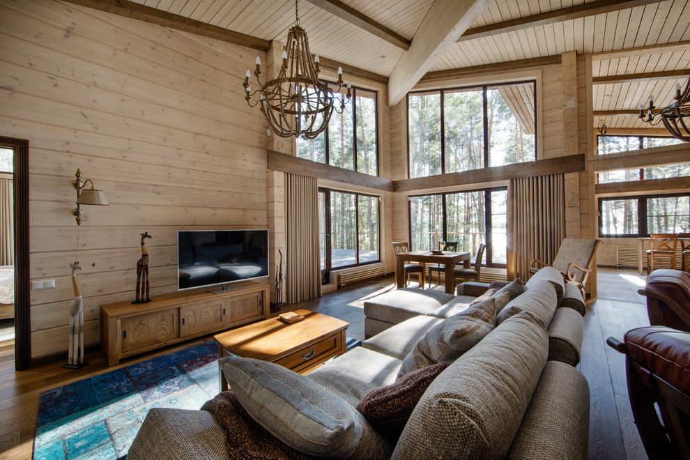 Imagen de salón para visitas de estilo de casa de campo con paredes beige, suelo de madera en tonos medios y televisor independiente