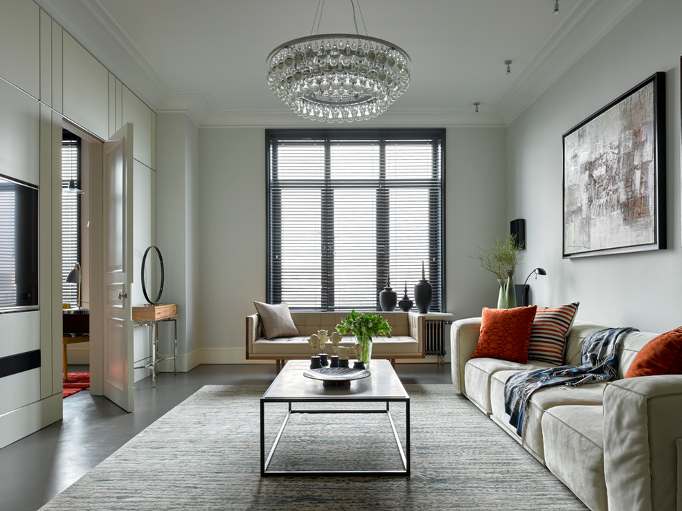 Cette image montre un salon design avec une salle de réception, un mur blanc, un téléviseur fixé au mur et un sol gris.