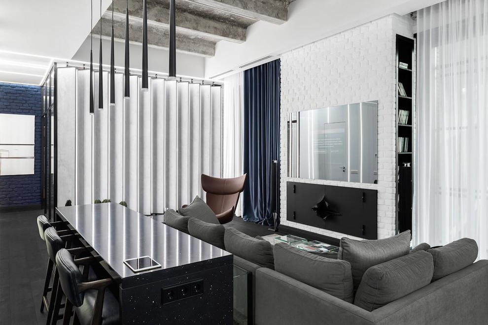 Идея дизайна: открытая, объединенная гостиная комната среднего размера в современном стиле с телевизором на стене, белыми стенами, темным паркетным полом, стандартным камином, фасадом камина из металла и черным полом
