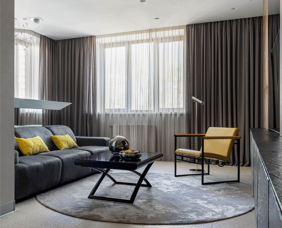Пример оригинального дизайна: изолированная гостиная комната среднего размера в современном стиле с серыми стенами, телевизором на стене и серым полом