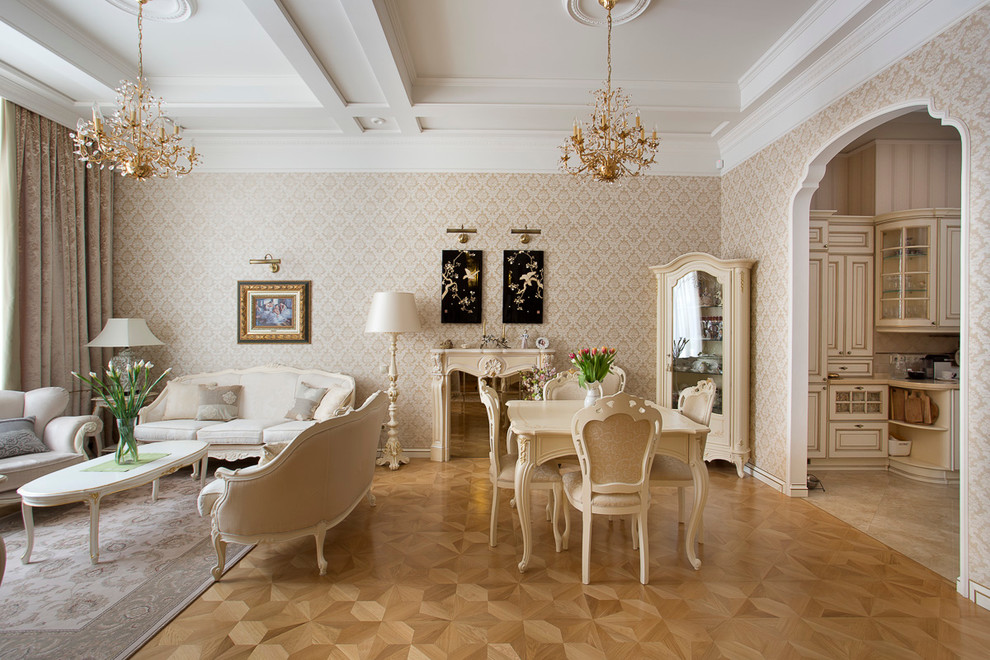 Immagine di un soggiorno classico con pareti beige e parquet chiaro