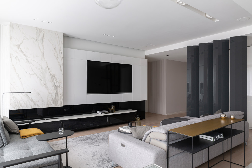 Esempio di un soggiorno design con sala formale, pareti bianche, parquet chiaro e pavimento beige