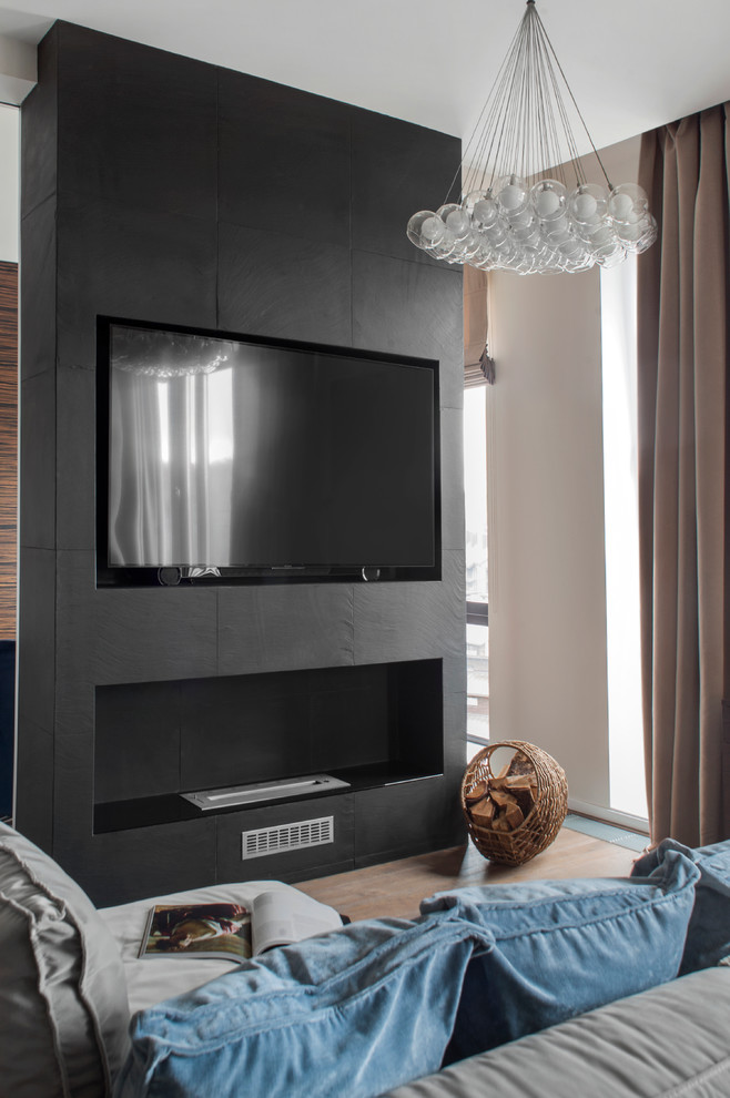 На фото: парадная, открытая гостиная комната в современном стиле с горизонтальным камином и телевизором на стене