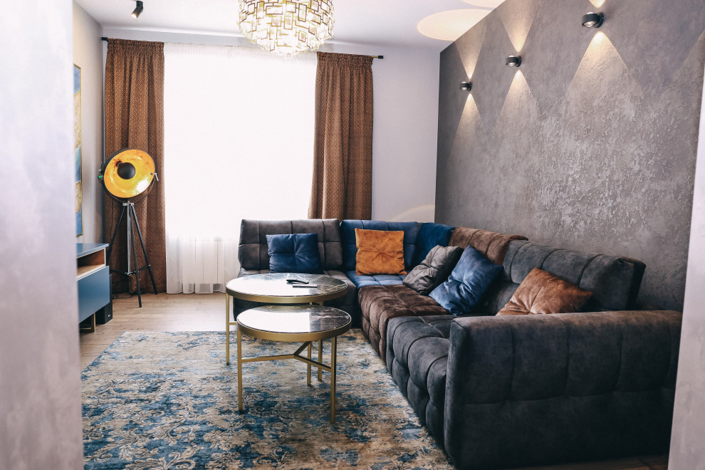 Ispirazione per un soggiorno di medie dimensioni e chiuso con pareti grigie, pavimento in legno massello medio, parete attrezzata e pavimento marrone