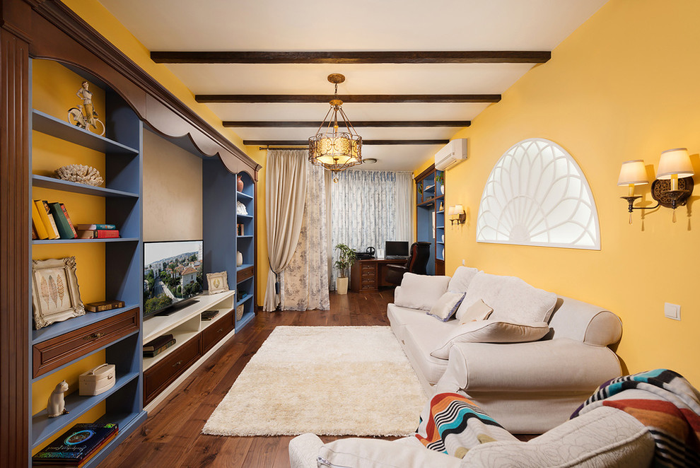 Стильный дизайн: изолированная гостиная комната среднего размера в средиземноморском стиле с с книжными шкафами и полками, оранжевыми стенами, темным паркетным полом и отдельно стоящим телевизором - последний тренд