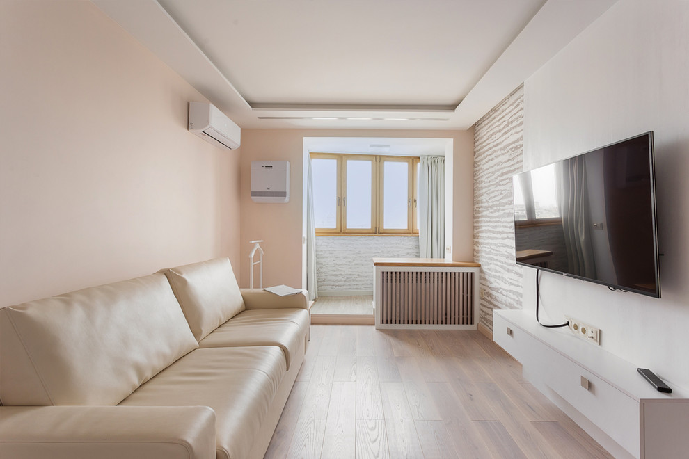 На фото: маленькая парадная, изолированная гостиная комната в современном стиле с белыми стенами, светлым паркетным полом, телевизором на стене, белым полом и тюлем на окнах для на участке и в саду