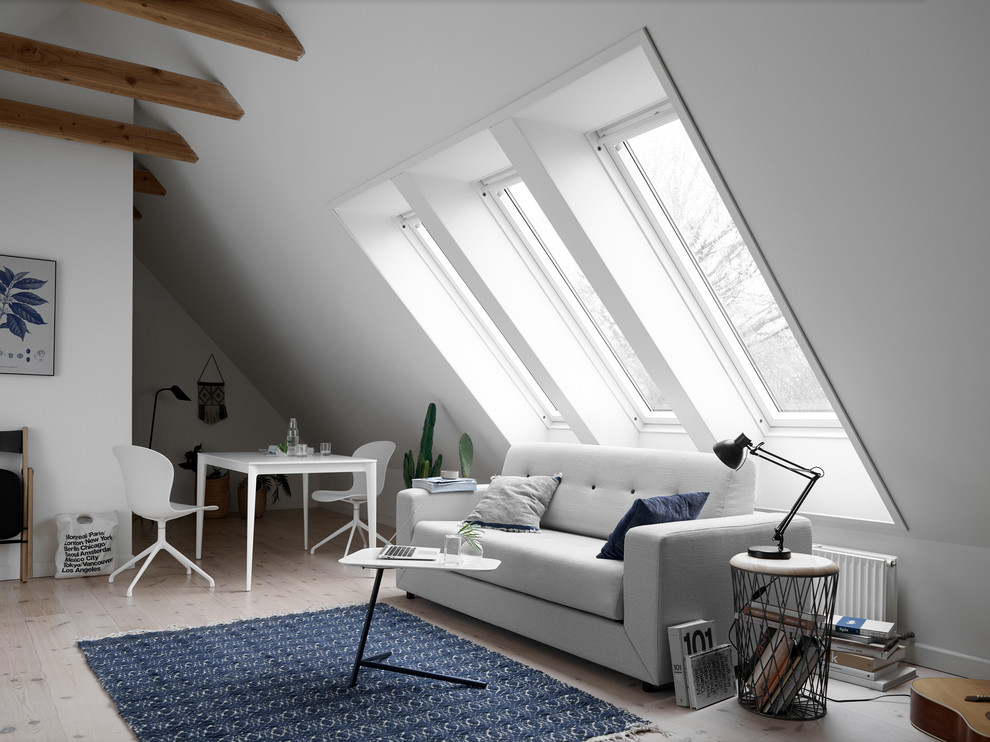 Immagine di un soggiorno nordico con sala formale, pareti bianche e parquet chiaro