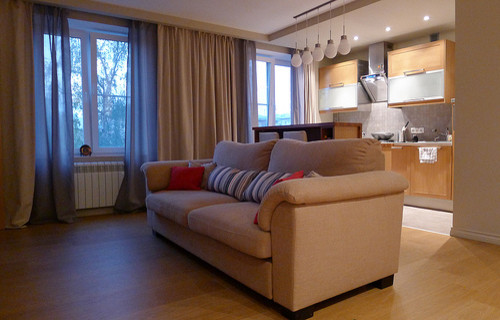 На фото: объединенная гостиная комната в современном стиле